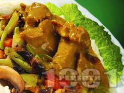 Задушено телешко месо от шол с гъби печурки и зеленчуци - зелени чушки, тиквички, моркови и лук поднесено с картофено пюре на тиган - снимка на рецептата